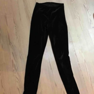  - Sammetstights från Monki. Möts i Stockholm eller skickar mot frakt!