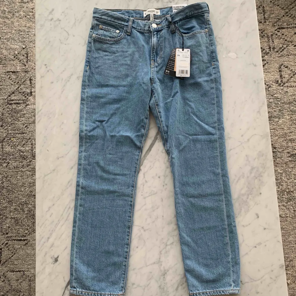 Helt oanvända jeans från Mango med alla lappar kvar, relaxed/straight fit. Stora i storleken så passar den som vanligtvis har 36-38😍. Jeans & Byxor.