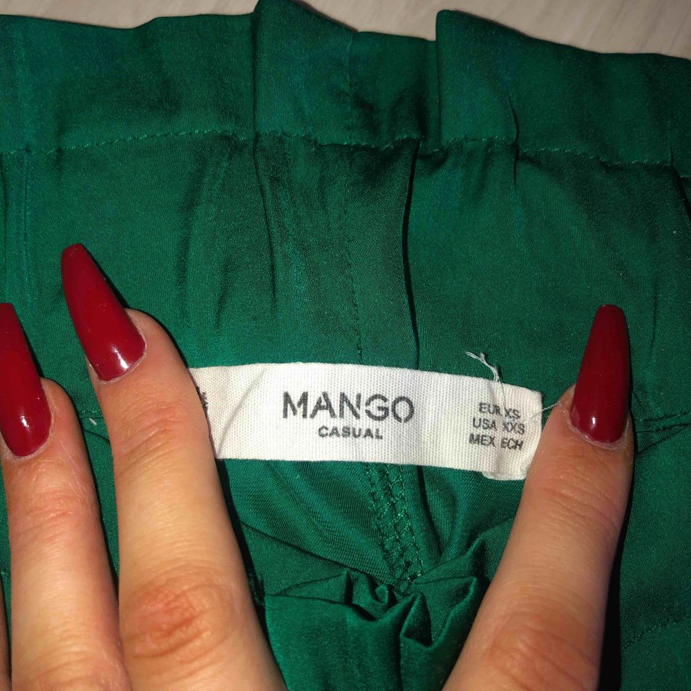 fina gröna utsvängda byxor från Mango, använt skick. Jeans & Byxor.