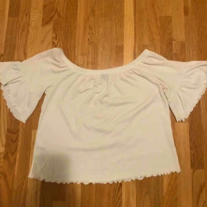  - söt topp ifrån Gina tricot! Kommer inte till användning❣️