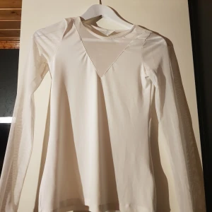  - Vit långärmad tröja. Strl XS. Köpare står för frakt 