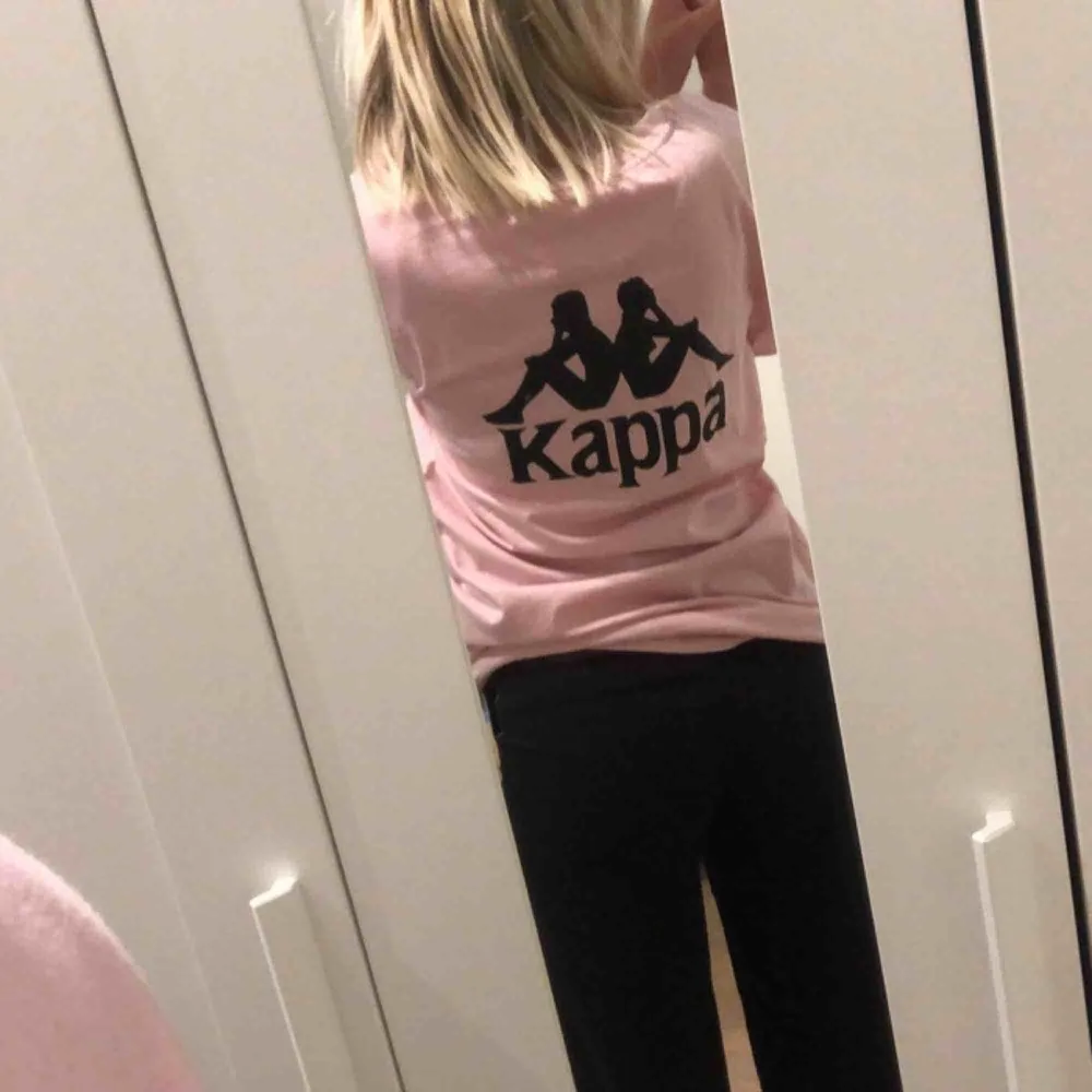 Rosa kappa tröja, strl L men är en xs då jag ville ha den oversized.. T-shirts.