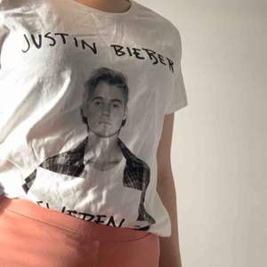 helt ny Justin Bieber t shirt 👚 från hans turné 😌 köpare står för frakt eller möts upp i Sthlm! 