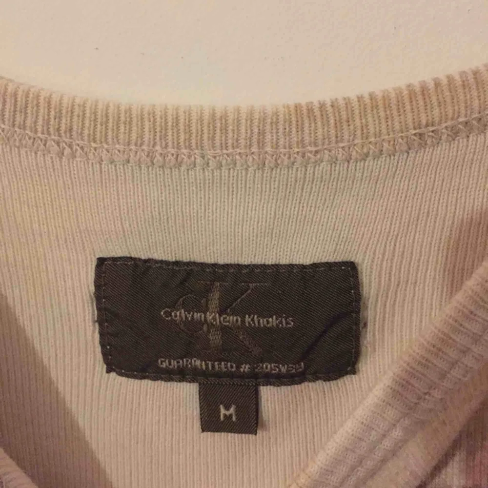 Calvin Klein vintage 🙏🏼🖤 köpt i butik i Spanien. Om den bara var min storlek, är lite för pösig på mig jag är XS. Så Kate Moss. Skulle va så snygg med läderjacka. Toppar.
