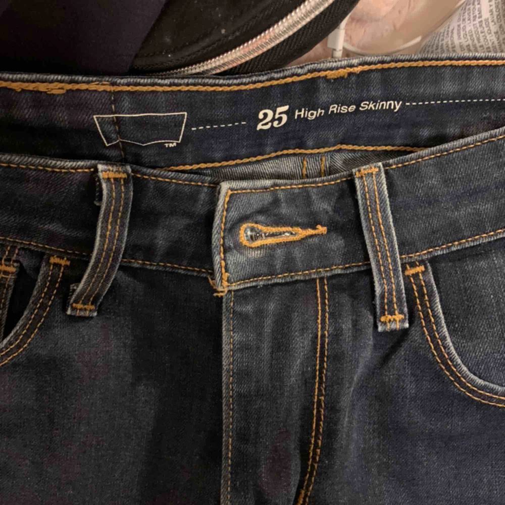 Mörkare tajta jeans från Levis som är oanvända och fräscha!. Jeans & Byxor.