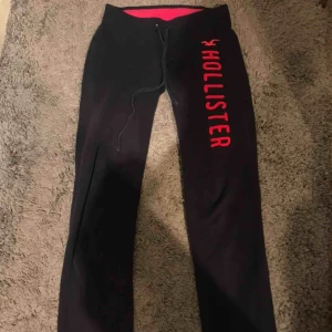 mjukisbyxor - Lågmidjade mörkblå hollister mjukisbyxor som sitter bra över rumpan, ingen storlek anges men skulle säga att de är en XS 🥰  Jag är 167 och de är för korta för mig