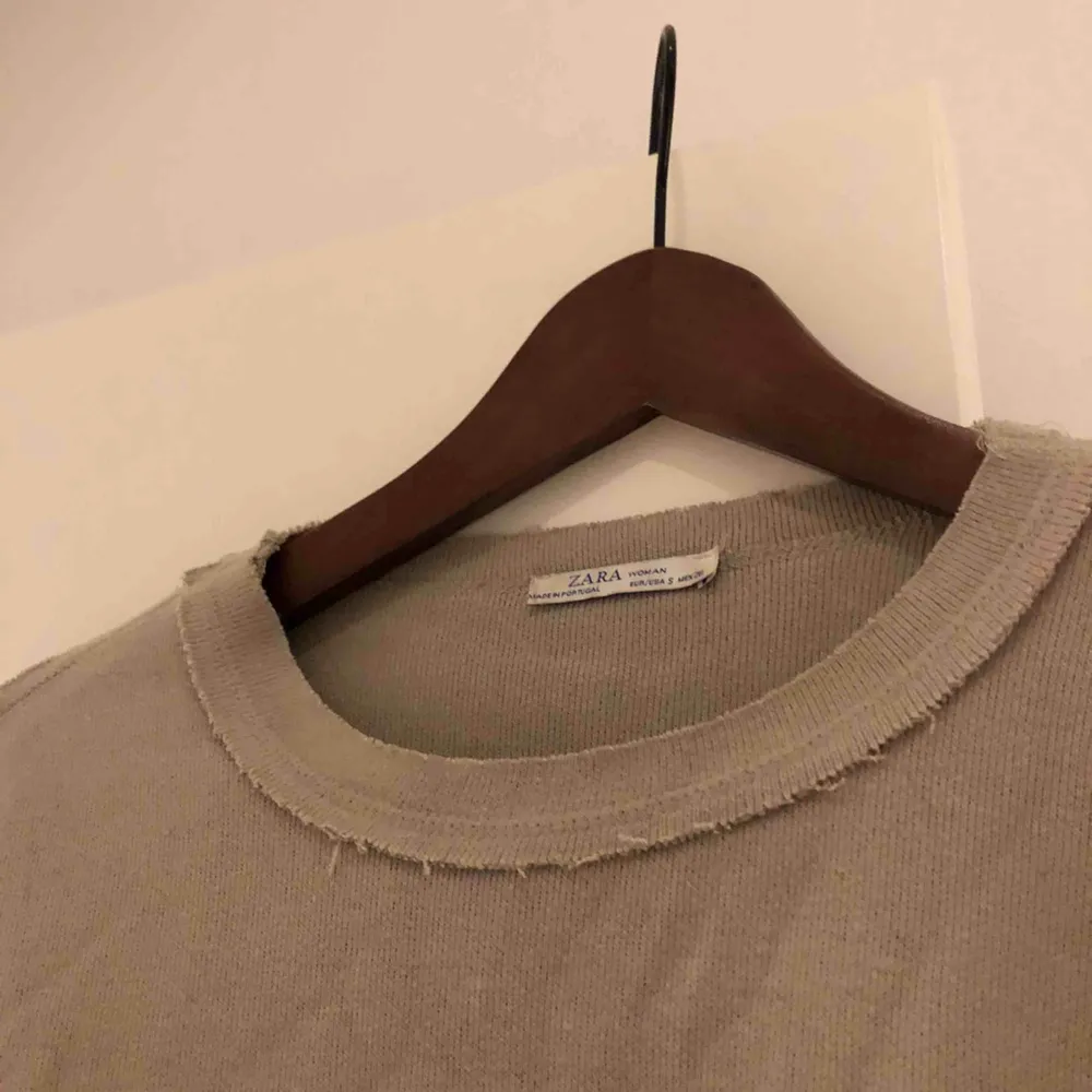 En väldigt fin tröja från zara, köpt för mer än ett år sen och säljer för att den inte kommer till användning:). Tröjor & Koftor.