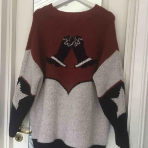  - Skitcool stickad tröja med cowboy motiv! Snygg att matcha oversized instoppade i ett par jeans :) Perfekt skick. Priset kan diskuteras vid snabb affär! 