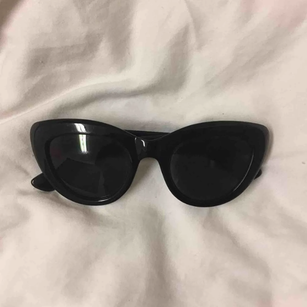 Fint skick på dessa Na-Kd cateye solglasögon. Frakten kommer på 25kr extra. Har endast använts en gång. . Övrigt.