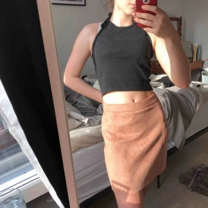  - En rosa mocka kjol som kan vara högmidjad och normal. Har en dragkedja vid sidan. Säljer den för att den är lite för stor.