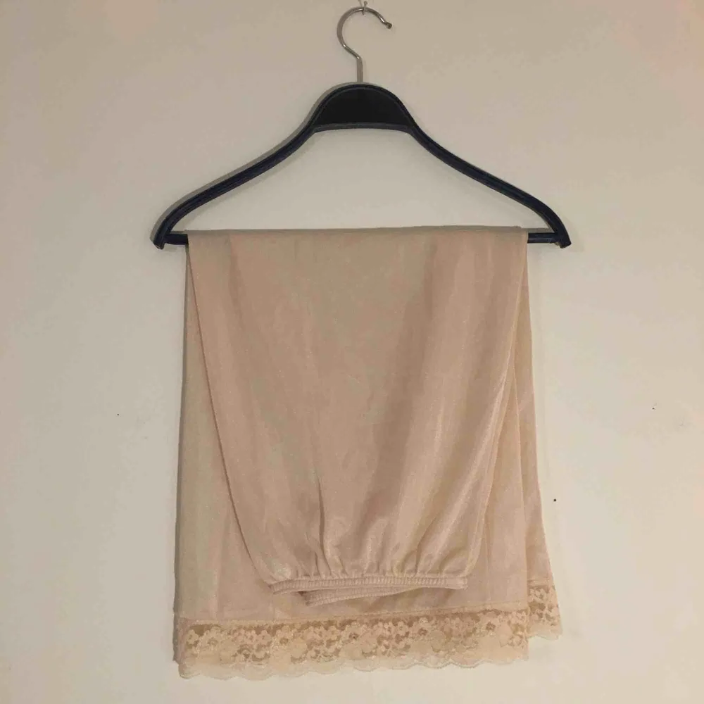 Vintage, beige underkjol från farmors garderob!🌸 (Cirka 70cm lång.). Kjolar.