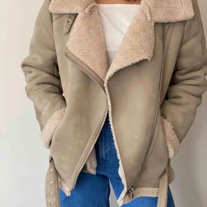  - Zara jacka, perfekt till höst/vinter/vår i färgen beige. SPARSAMT ANVÄND!! 