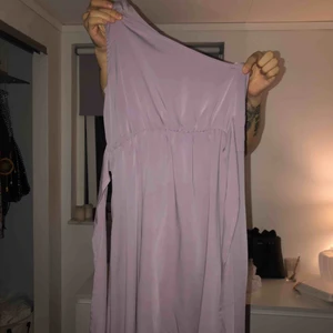  - Lång klänning från make Way med ett axelband, band i midjan och slits. Använd 1 gång frakt ingår. Skriv för fler bilder 