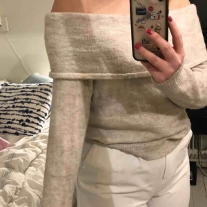  - Söt beige tröja i bra skick, använd 2-5 gånger. Modellen är stor så passar M/L