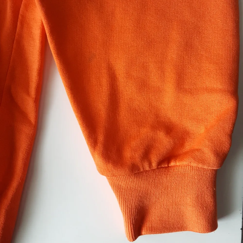 Orange Champion tröja i storlek S, skulle tro att den nog passar M också. Finns en liten fläck nedtill på ena ärmen (se bild 2) och snöret är borttaget. Den är inte fullt lika mörkt orange som på bilderna. Fraktkostnad blir 88kr.. Övrigt.