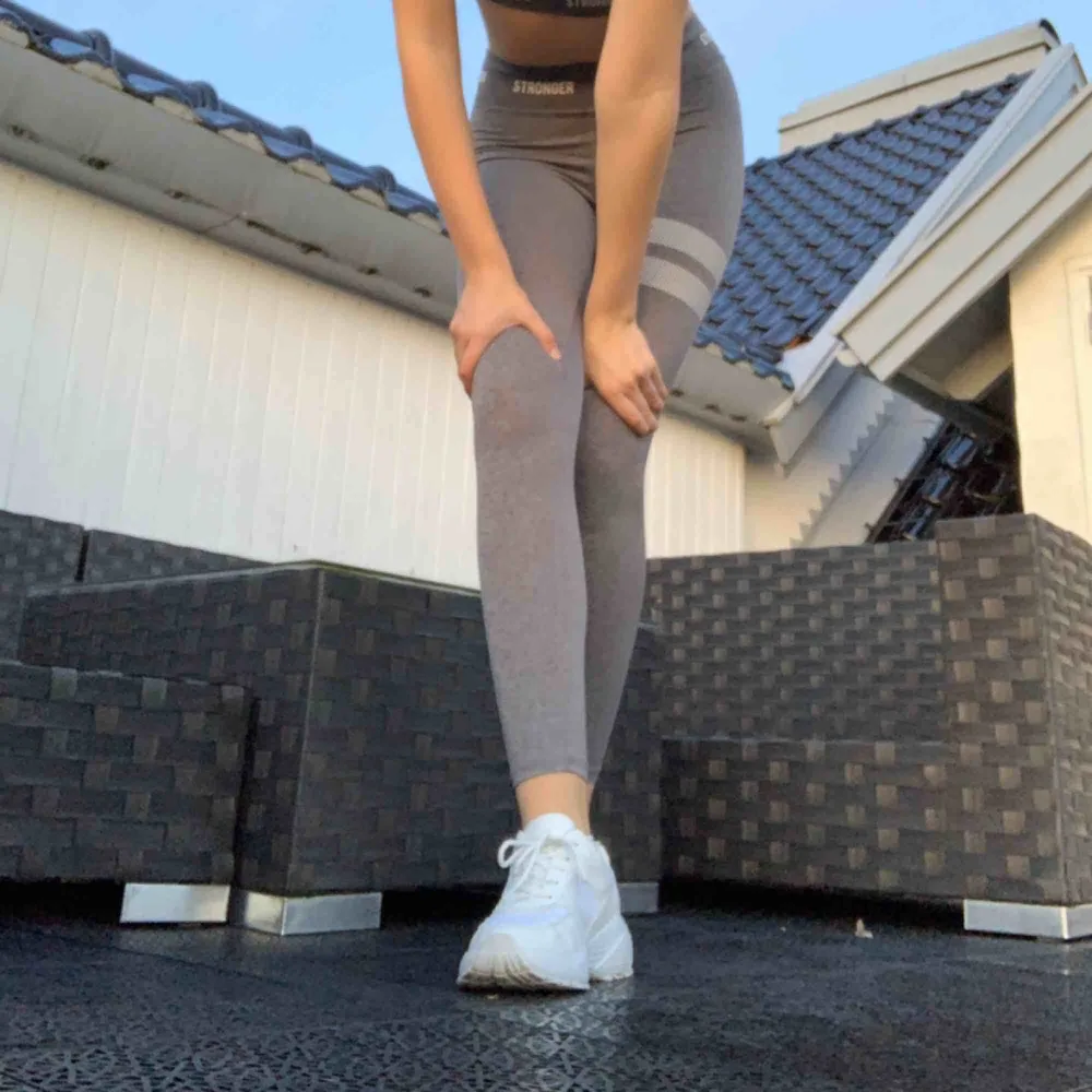 Snygga grå Stronger tränings byxor. Använts flera gånger men dom ser helt nya ut. Väldigt bekväma och stretchiga. Frakt ingår inte. . Jeans & Byxor.