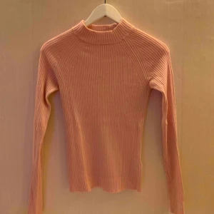  - Rosa ribbad tröja från Gina tricot med en kort krage.  Jag kan mötas upp i Borås, eventuellt Göteborg, annars står köparen får frakten. 