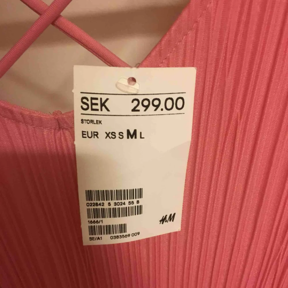 Rosa långklänning ny oanvänd fr H&M i jätteskönt tyg till sommaren. Kostade 299:- nu 100. Klänningar.