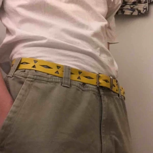  - Ett gult jättecoolt vintage skärp med mönster. 