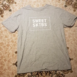 Sweet SKTBS tee size L - 89kr med frakt / 39kr meetup // TTS