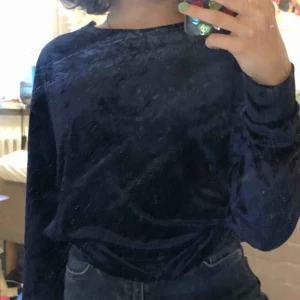  - mörkblå långärmad tröja i fin sammet! 🧚‍♀️ knappt använd, från H&M. riktigt cool och fin och supermjuk insida💕