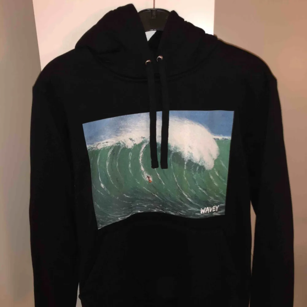 Frakt 79kr  S blir som en XS/liten S Hoodie som aldrig är använd, bara provad. Nypris är 630kr och jag säljer för 450kr. Hoodies.