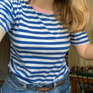  - Jättesöt tisha från topshop. Randig med rosa krage. Fri frakt, haj haj!!!