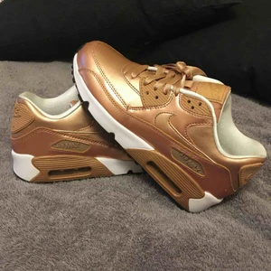 Nike airmax 90 rosegold - Fräscha vårskor!  Superfin rosegold färg. Har kostat 800,  Helt nya oanvända i kartong, säljes pga fel storlek.   Kan mötas i Södertälje eller Stockholm ☀️🌿