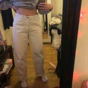  - Vita byxor från Weekday i modellen Rail. Använts ett par gånger under sommaren och skulle säga att cond är 8/10