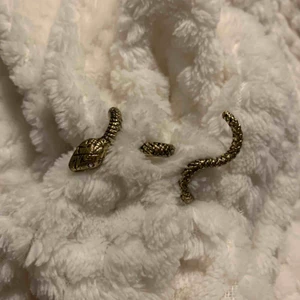 Ormring - Hej!! En superfin ring köpt för flera år sedan men har ej kommit till användning. Vet ej vad storleken är men passar mig med storlek S i ringar. Köp den för 40kr+ ev frakt 🙌🏼💘