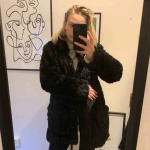  - Fin fusk päls jacka. Använd men fortfarande i fint skick. Sitter snyggt oversize på mig som vanligtvis har S. Frakt tillkommer eller möts vi upp i Göteborg! 💘