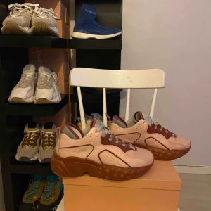  - Acne sneakers i strl 41 (obs, stor i strl). Använda ett fåtal gånger så i väldigt fint skick. Kartong och dustbag kan skickas med om så önskas. Kan även sälja billigare vid snabb affär 