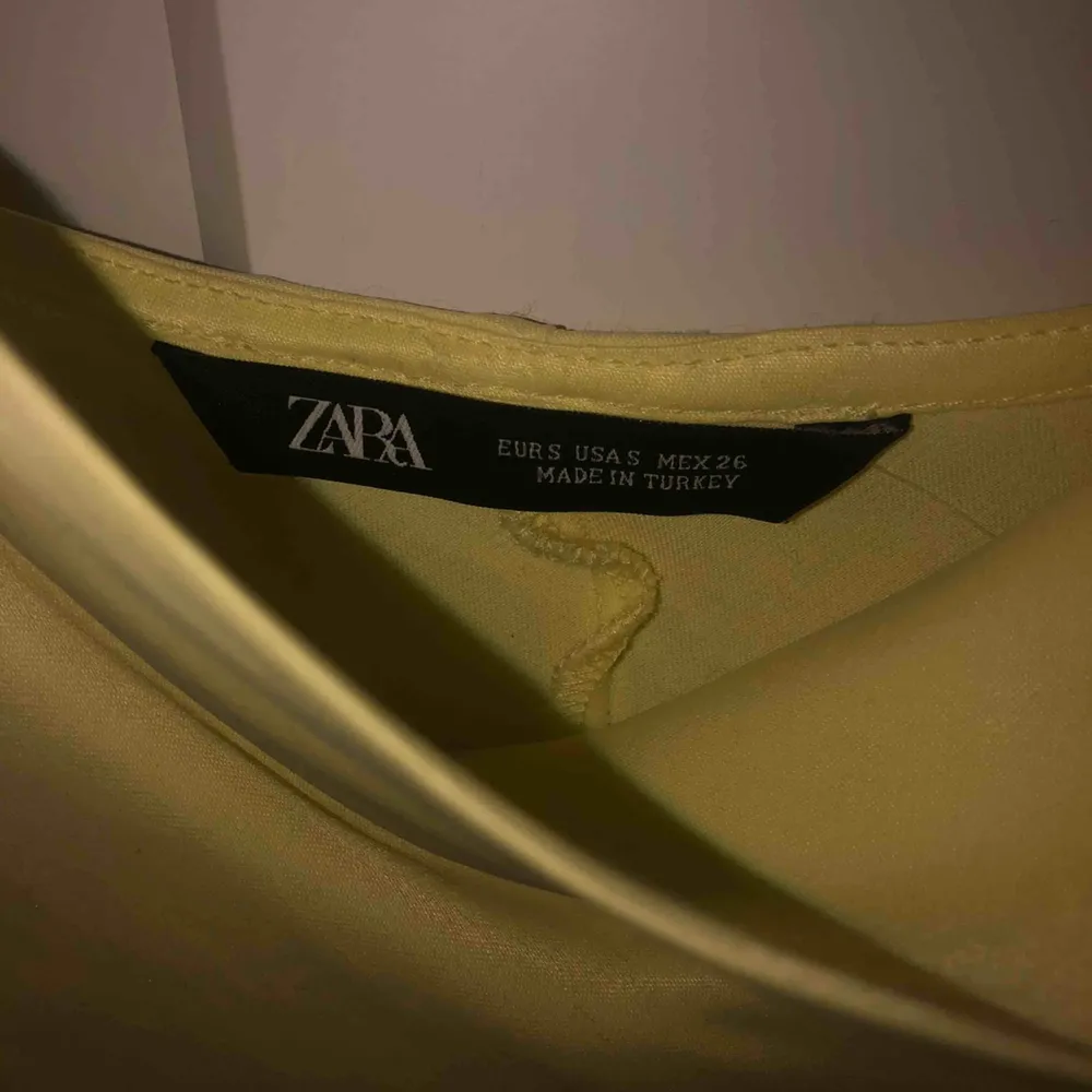 Intressekoll på typ världens finaste sidenlinne från Zara! Det har en sånhår urringning vet ej vad den kallas. Använt 1 gång helt som nytt. Ord pris ca 400kr!!! Bud från 200kr!!💛. Toppar.