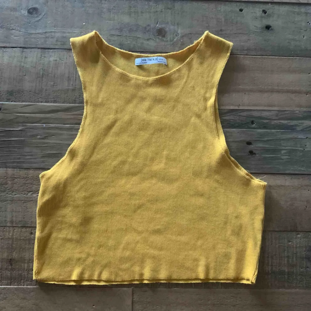 Ett gult crop linne från Zara, knappt använd. 30 kr + frakt :) . Toppar.