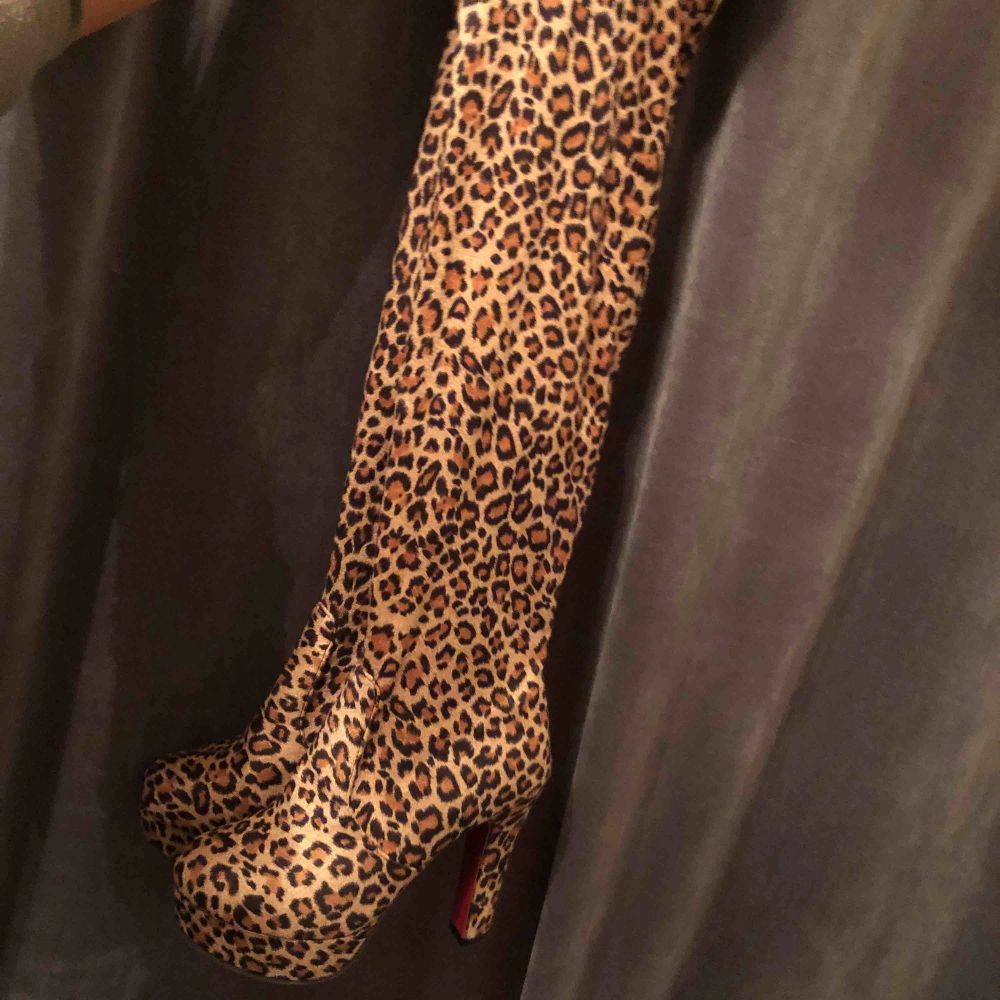 Ett par leopard over the knee boots, inte alls mycket använda. Säljer pga att jag aldrig använder dem. Hör av dig för bilder på😌. Skor.
