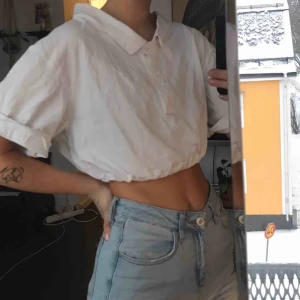  - Oversized croppad vit piké i fint skick.  Strl Small men passar allt från S-L då den är oversize och justerbar i midjan! ✨🌸
