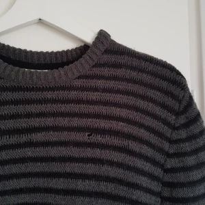 Distressed stickad tröja H&M - Snygg distressed tröja! Sparsamt använd. Möts upp i Uppsala eller Stockholm, annars står köparen för frakten✌