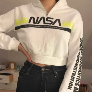  - Vit Tjocktröja med text 