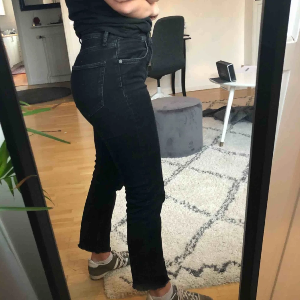 Svarta jeans från Zara i storlek 38. Jeansen är ankel långa och ”avklippta” samt i fint skick. Frakten betalas av köparen. . Jeans & Byxor.