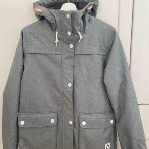  - Säljer min nästintill oanvända skidjacka från WearColour. Har använt den endast 4 dagar under förra säsongen.  Jackan är i storlek S men passar även en M.  Nypris 1799kr  Kan tänka mig gå ner lite i pris vid snabb affär💓