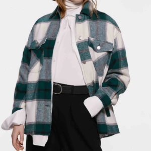  - Jättefin grön rutig jacka från Zara!! 💚 