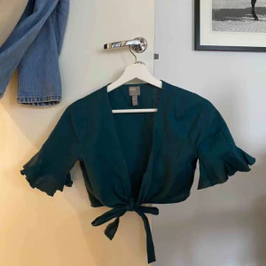  - Urpsrungligen en byxdress men har klippt av överdelen! Sparsamt använd så i toppen skick. 