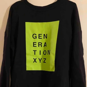  - Svart sweatshirt med neontryck från NAKD. Använd 1 gång, mycket bra skick.