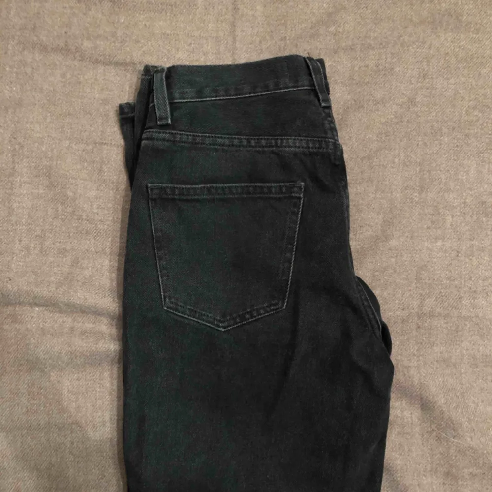 Svarta jeans från &Otherstories i en rakare lite kortare modell. Högre midja. Relativt små i storleken. . Jeans & Byxor.
