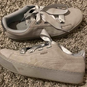  - Gråa mocka sneakers från puma, använda ett fåtal gånger. Mycket bra skick, minimala fläckar på bottensulan som enkelt går att tvättas bort.
