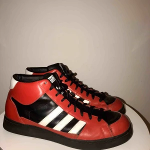  - Skitcoola skor som är en gammal modell av Adidas Super Skate! Köpta vintage men endast använda enstaka gånger. Lite slitage på ett av de främre Adidastrycket men annars i otroligt bra skick. Köparen står för frakten 
