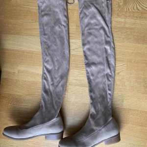  - Overknee skor i beige. Dessa har tyvärr inte kommit till användning. Så de är helt oanvända. Nypris 599kr. Hör av dig vid fler frågor. 300kr om vi möts upp.
