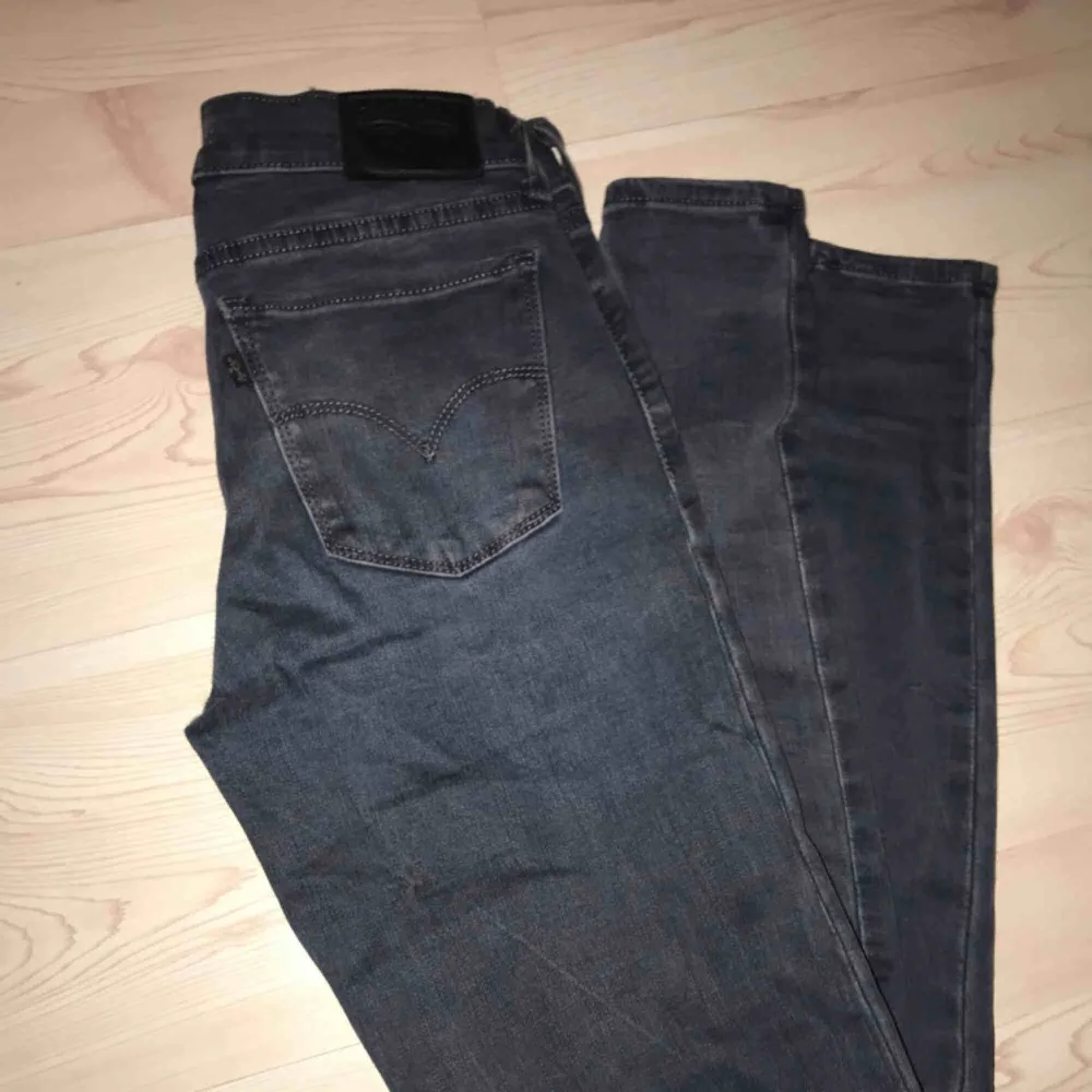 Ett par väldig snygga jeans från Levis, men dock använder jag inte skinny jeans längre. Nypris: 700 säljer för: 150. Frakten står köparen för om du inte kan möttas upp 😊. Jeans & Byxor.