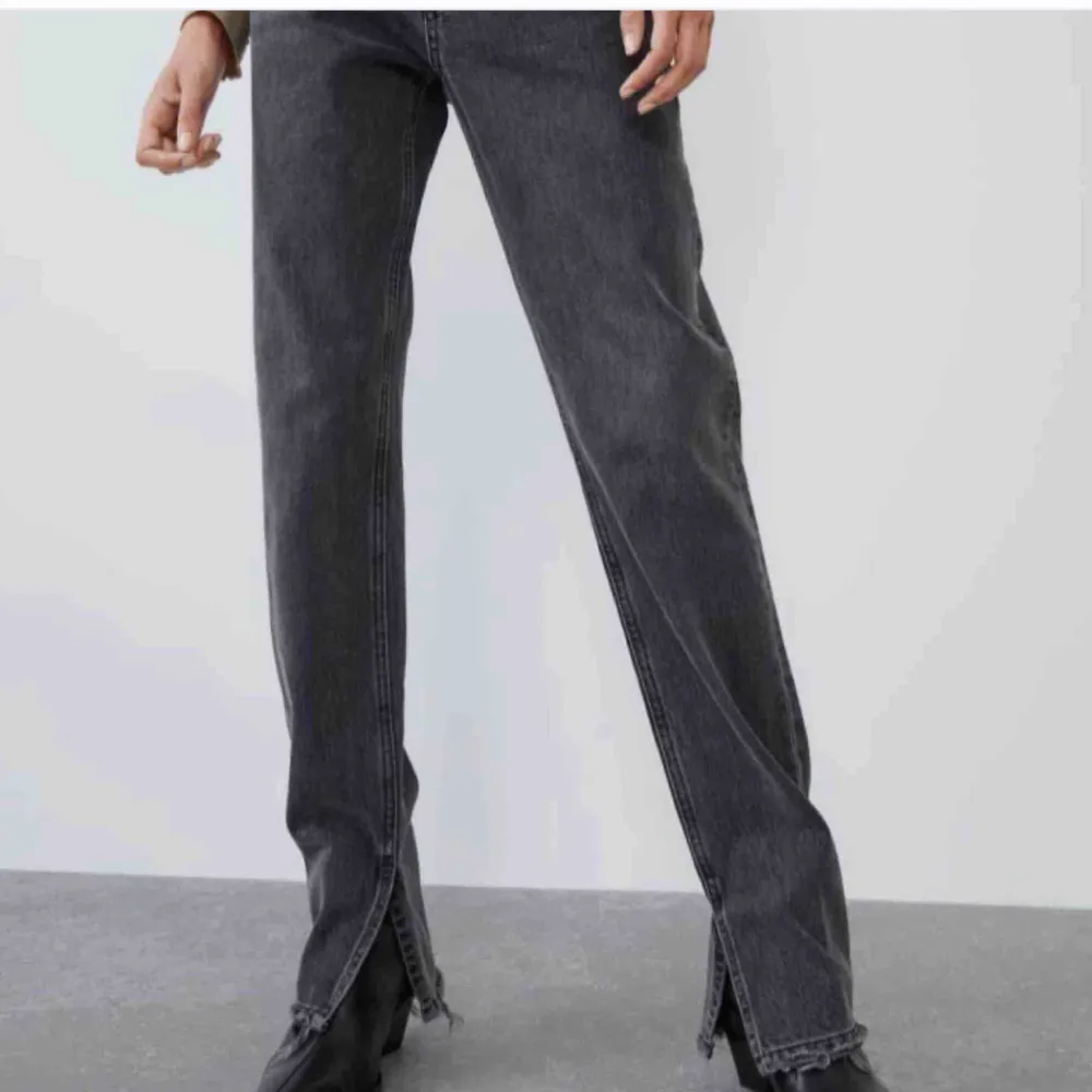 Snygga, trendiga, grå jeansen med slits från Zara! ☺️ de är slutsålda och tar verkligen emot att sälja:/ Budet ligger på 635💕💕. Jeans & Byxor.