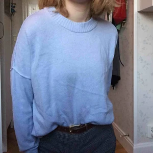  - Mysig babyblå crewneck från H&M! Asbra basplagg såhär på våren.